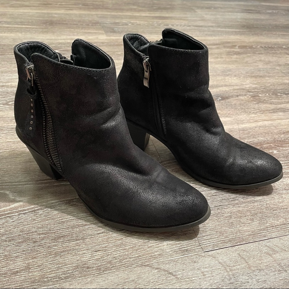 BUCCO / DOUBLE ZIPPER BLACK SUEDE ANKLE BOOTIES